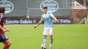 Alfon Gonz&aacute;lez, con el bal&oacute;n, durante un partido del Celta B contra el Pontevedra en Barreiro. 