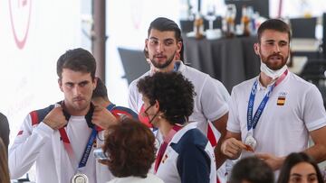 Los jugadores de la selecci&oacute;n espa&ntilde;ola ol&iacute;mpica de f&uacute;tbol Rafa Mir (2d) y Unai Sim&oacute;n (1d) tras su llegada de los Juegos Ol&iacute;mpicos de Tokyo 2020, a 9 de agosto de 2021, en Madrid, (Espa&ntilde;a). Jugadores y cuerp