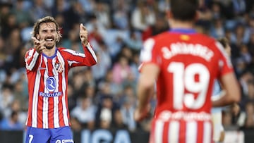 Griezmann felicita a Julián Alvarez.
