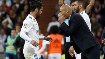 Isco habla con Zidane.