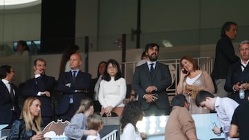 Layhoon Chan, Javier Solís e Inma Ibáñez, en el palco de Mestalla en un partido de la pasada temporada contra el Real Valladolid.