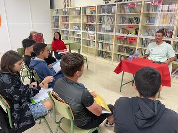 Pablo Checa, durante su encuentro con los alumnos de 1º de Bachillerato en la asignatura de Literatura Universal del IES Lomo de La Herradura. 