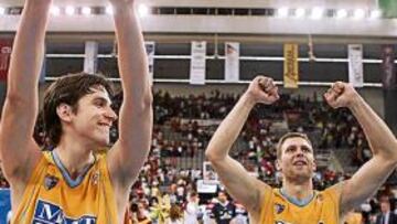 <b>COMO EN UNA FINAL... </b>Las lágrimas de Carlos Suárez del pasado domingo se convirtieron ayer en sonrisas y euforia. En la imagen celebra la 'final' de ayer con Hernán Jasen.