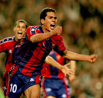 Giovanni
El jugador brasile?㊣o jug?? en el Barcelona desde 1996 hasta 1999. Llev?? el '10' durante las tres temporadas que jug?? como blaugrana.