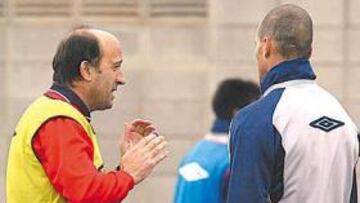 <b>CONCILIADOR. </b>Lotina habló ayer con sus jugadores (con Soldevilla, en la imagen) para corregir errores.