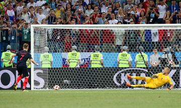 Tanda de penaltis. Ivan Rakitic marc¨® el quinto penalti que dio la clasificaci¨®n a Crocia (3-2).