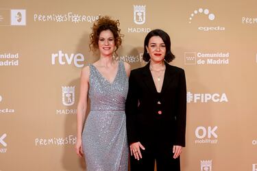 Las actrices Lidia San Jose (i) y Leonor Martín (d) posan en la alfombra roja de la 30 edición de los Premios José María Forqué, en el Palacio Municipal de IFEMA.