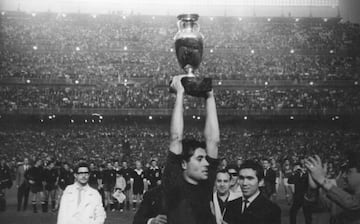 Desarrolló toda su carrera profesional en el Fútbol Club Barcelona,como defensa, durante trece temporadas, entre 1956 y 1969.