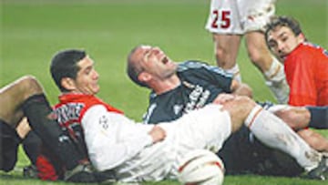 <b>DOLORIDO</b>. Zinedine Zidane cayó derribado al suelo en esta acción. El francés sufrió un fuerte golpe que le arrancó un grito de dolor.