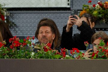 El técnico argentino del Atlético de Madrid, Diego Pablo Simeone, durante el partido entre Rafa Nadal y el checo Jiri Lehecka correspondiente a los octavos de final del Mutua Madrid Open.
