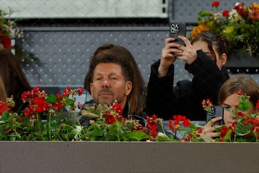 El técnico argentino del Atlético de Madrid, Diego Pablo Simeone, durante el partido entre Rafa Nadal y el checo Jiri Lehecka correspondiente a los octavos de final del Mutua Madrid Open.
