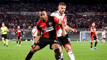 BUENOS AIRES, ARGENTINA - AUGUST 13: Wilter Ditta of Newells Old Boys fights for the ball with Lucas Beltran of River Plate during a Liga Profesional 2022 match between River Plate and Newell's Old Boys at Estadio Monumental Antonio V. Liberti on August 13, 2022 in Buenos Aires, Argentina. (Photo by Marcelo Endelli/Getty Images)