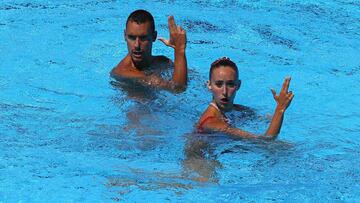 Berta Ferreras y Pau Ribes compiten durante la final de d&uacute;o mixto en los Mundiales de Nataci&oacute;n de Budapest.