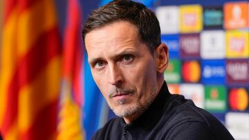BARCELONA, 08/12/2025.- El entrenador del Eintracht Fráncfort, Dino Toppmöller durante la rueda de prensa de este lunes en el auditori 1899 del Spotify Camp Nou, en la víspera del partido de la Liga de Campeones de fútbol ante el Barcelona. EFE/Alejandro García
