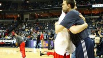 Pau y Marc se abrazan antes del Grizzlies-Bulls de esta temporada.