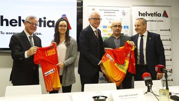 Javier García (director de márketing de Helvetia), la internacional Amaia González, José María Paagman (director general de Helvetia), el seleccionador Jordi Ribera y Paco Blázquez.