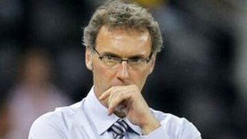 DON01 DONETSK (UCRANIA), 11/06/2012.- Fotografía de archivo fechada el 23 de junio de 2012 que muestra al seleccionador de fútbol de Francia, Laurent Blanc, durante el partido de cuartos de final d la Eurocopa de fútbol 2012 que enfrentó a Francia contra España en Donetsk, Ucrania. Blanc no seguirá al frente de la selección francesa, según publica el diario deportivo francés "L'Equipe" hoy, sábado 30 de junio de 2012. La Federación Francesa de Fútbol (FFF) anunció el 28 de junio que Blanc y el presidente de la FFF, Noël Le Graët, habían decidido darse "un plazo de reflexión suplementario" antes de pronunciarse sobre la renovación del contrato de Blanc, que expiraba hoy. EFE/Robert Ghement
EL USO DE ESTA FOTOGRAFÍA SE DEBE ATENER A LAS RESTRICCIONES DE LA UEFA RECOGIDAS EN http://www.epa.eu/downloads/UEFA-EURO2012-TCS.pdf