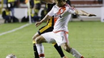 Rodrigo Mora pelea un balón con Ernesto Cristaldo durante el encuentro de Copa Libertadores entre The Strongest y River Plate.