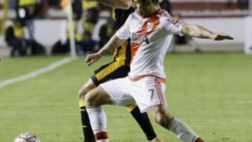 Rodrigo Mora pelea un bal&oacute;n con Ernesto Cristaldo durante el encuentro de Copa Libertadores entre The Strongest y River Plate.