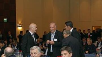 <b>RECONOCIMIENTO. </b>Vicente del Bosque habla con Fernando Hierro, Infantino, de la UEFA, y Ginés Meléndez. Detrás Löw.