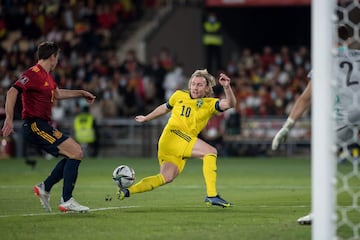 César Azpilicueta y Emil Forsberg.