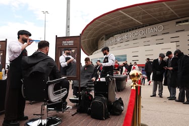 Una barbería inspirada en la serie de televisión a las afueras del estadio Metropolitano.