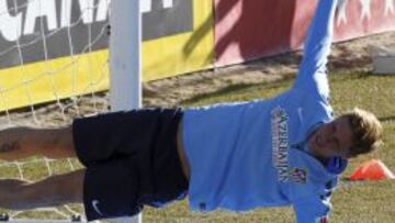 Fernando Torres, en uno de los ejercicios en la sesión de entrenamiento de ayer.