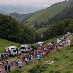 Vingegaard vence a Pogacar en el arranque de los Pirineos