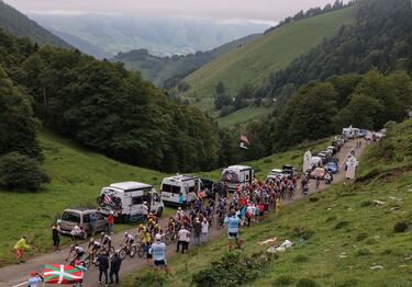 Gran ambiente al paso del pelotón por los Pirineos.