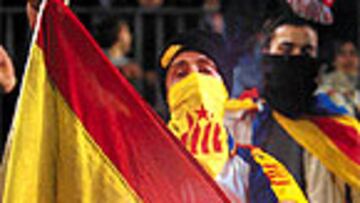 <B>LUCES Y SOMBRAS</B>. Hubo de todo. Mensajes de apoyo al Dream Team que parecían ir para Gaspart, banderas españolas quemadas y un gran Guardiola.