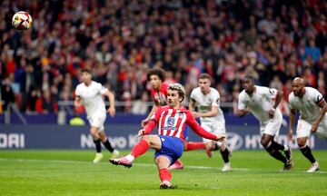 Antoine Griezmann en el momento del impacto su pie de apoyo resbala y manda el balón a las nubes.