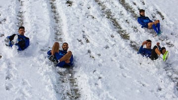 Los jugadores del Alav&eacute;s gozaron en la nieve.