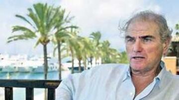 <b>ESCAPADA A PUERTO PORTALS. </b>Calderón pasa unos días en un yate de un amigo y atendió a AS en exclusiva con atuendo veraniego. Mañana estará en Cádiz.