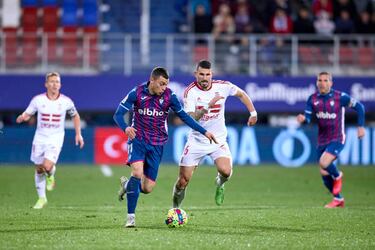 Sólo Las Palmas y Eibar aguantan el envite de los descendidos de Primera División