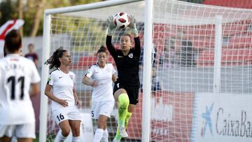 Paola Ulloa, del Madrid CFF, atrapa el balón.