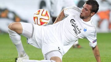 Kobenhavn's midfielder Claudemir Domingues de Souza of Brazil controls the ball during the Europa League Group B football match Torino vs Kobenhavn at the Olympic Stadium in Turin on October 2, 2014. AFP PHOTO / MARCO BERTORELLO