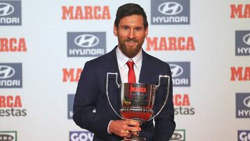 GRAF4269. BARCELONA. 18/12/17.- El jugador del FC Barcelona Leo messi posa con el trofeo pichichi y el premio Di Stéfano durante la entrega de los Premios de Fútbol 2016-17 del diario MARCA. EFE/Alejandro García
