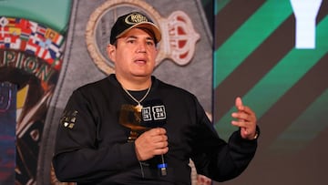 Eddy Reynoso durante una conferencia de prensa de Canelo &Aacute;lvarez