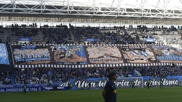 17/11/19 PARTIDO DE SEGUNDA DIVISION   REAL OVIEDO  -   SPORTING DE GIJON    AFICIONADOS SEGUIDORES GRADA PANCARTA GIGANTE