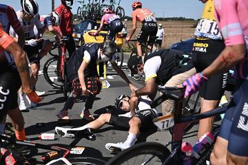 El corredor del equipo Sunweb, Nicolas Roche, recibe ayuda de los m¨¦dicos despu¨¦s de su ca¨ªda durante la d¨¦cima etapa.