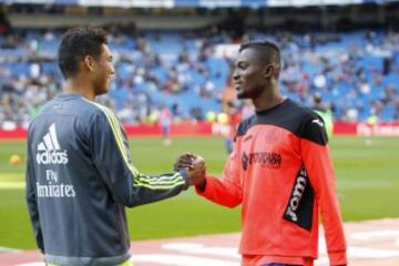 Casemiro y Bernard Mensah antes del comienzo del partido.