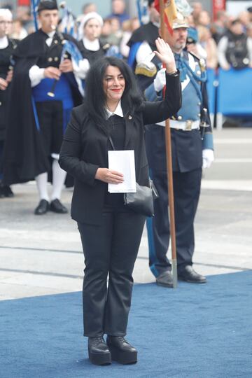 La historietista y pintora Marjane Satrapi, premio Princesa de Asturias de Comunicación y Humanidades 2024, a su llegada al Teatro Campoamor.