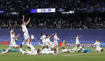 Los jugadores del Real Madrid celebran la victoria y la clasificación para la final de París.