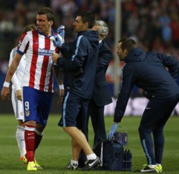 Mandzukic recibe un codazo de Ramos dentro del área. El colegiado no señaló nada y el croata está muy enfadado. 