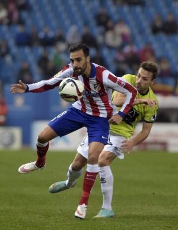 Atletico Madrid's defender Jesus Gamez (L) vies with Hospitalet's midfielder Ruben Carreras during the Spanish Copa del Rey (King's Cup) round of 32 second leg football match Club Atletico de Madrid vs CE L'Hospitalet at the Vicente Calderon stadium in Madrid on December 18, 2014.     AFP PHOTO/ GERARD JULIEN