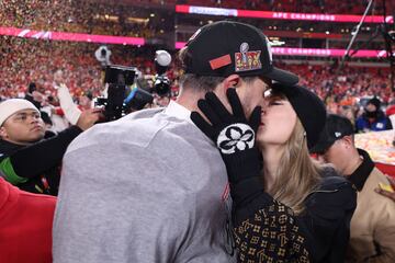 Taylor Swift y Travis Kelce se besan para celebrar el pase a la Superbowl, tercera consecutiva del equipo del estado de Misuri.