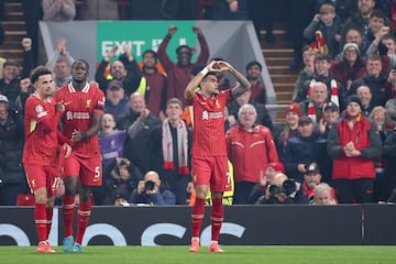 Los jugadores del Liverpool, ante el Bayer Leverkusen.