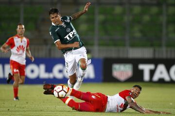 El jugador de Santiago Wanderers Enzo Gutierrez, izquierda, disputa el balon con Wiliam Tesillo de Independiente de Santa Fe durante el partido de tercera fase de la Copa Libertadores en el estadio Elias Figueroa de Valparaiso, Chile.