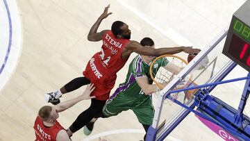 Unicaja-Fuenlabrada. Tap&oacute;n de Eyenga ante Milosavljevic.