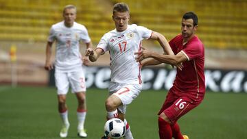 Luka Milivojevic disputa un balón con Oleg Shatov.